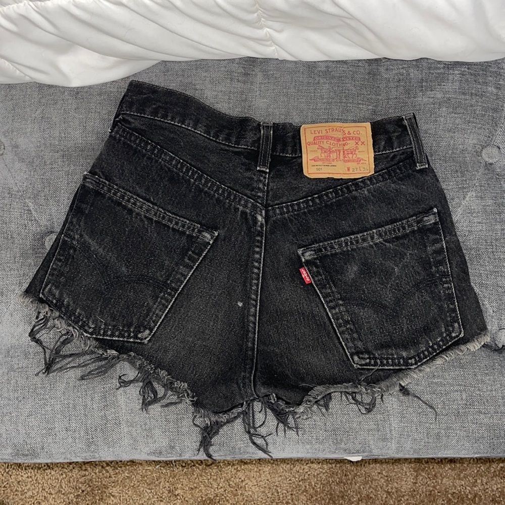 Black Levi’s jean shorts